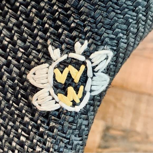 Anthropologie / Anthro Lucky Penny Daisy Espadrilles in Black & White w Bee sz 9 - Picture 8 of 15